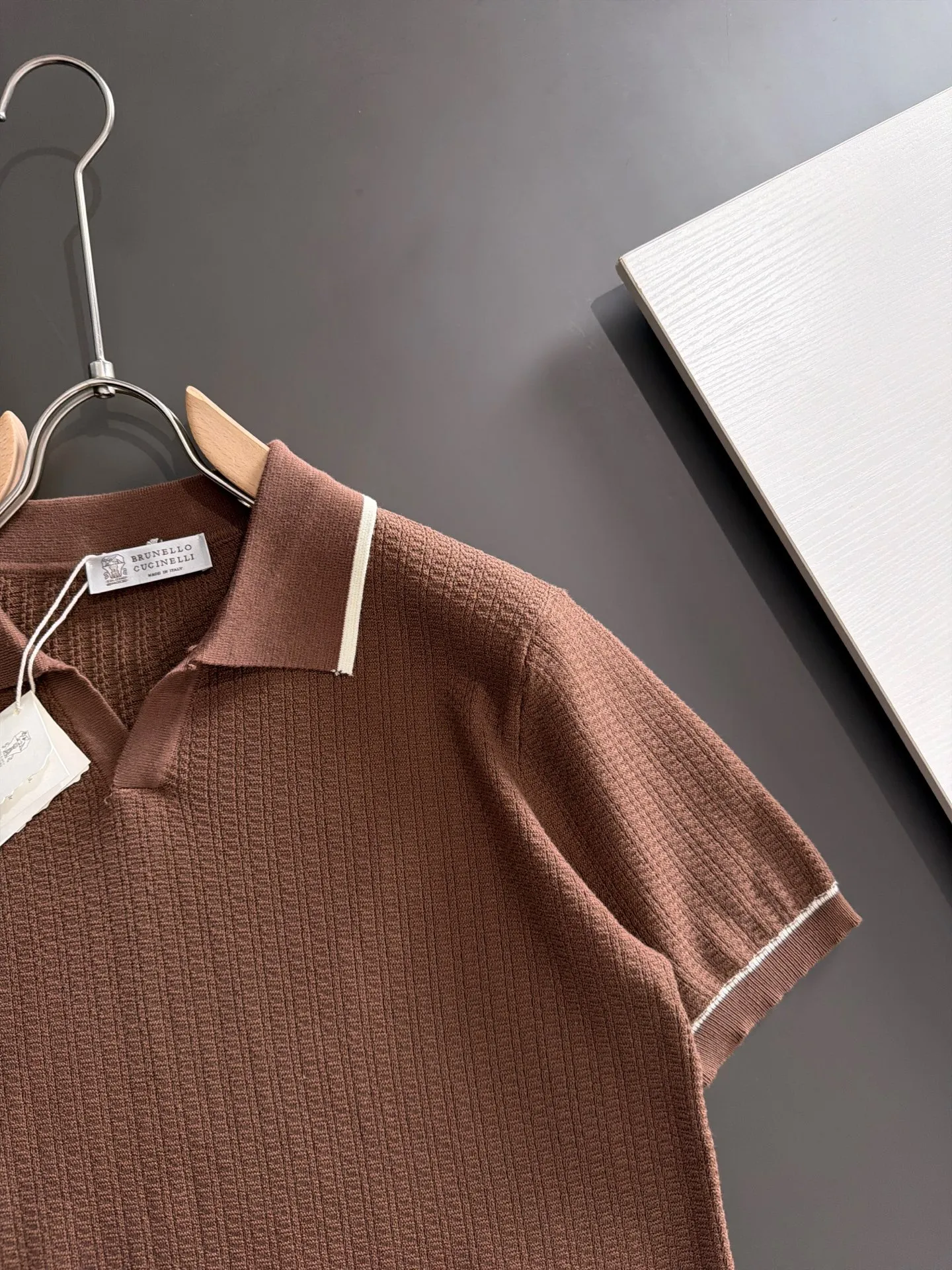 Next day shipment BC high quality-Brunello Cucineli 26ss New Arrival men's short-sleeved T-shirt. Like LP, it belongs to the same old-money style top brand. New Arrival is a top-notch brand. New Arrival Original men's casual short-sleeved. Made of combed cotton yarn knitted cotton-like fabric. Exclusive Premium custom-controlled raw materials. It feels substantial when weighed. The upper body is also more textured than ordinary T-shirts. Fashionable Versatile Hot Sale, skin-friendly and comfortable to wear, premium boutique, exquisite workmanship from Factory, great upper body, essential item for men, complete with three standards Sizes M-3XL